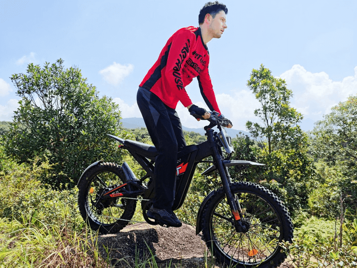 GT2000 elektrinis dviratis 1000W – elektrinis dviratis su sportiniu vairuotoju, važiuojantis nelygiu miško reljefu.