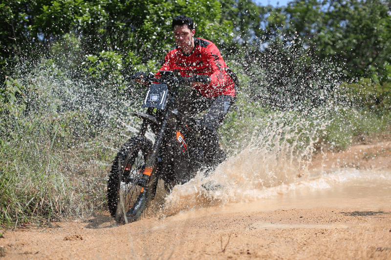 GT2000 elektrinis dviratis 1000W – elektrinis dviratis važiuojantis per balą, matomas vandens taškymasis ir aktyvus bekelės naudojimas.