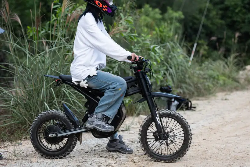 GT54 PRO elektrinis dviratis 1000W važiuojamas smėliu ir bekelėje – patogus, galingas e-dviratis su storomis padangomis ir tvirta pakaba kasdieniams bei off-road nuotykiams