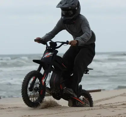 GT54 PRO elektrinis motociklas 1500W važiuojantis smėliu paplūdimyje – galingas bekelės e-bike su plačiomis padangomis, užtikrinantis stabilumą, gerą sukibimą ir sklandų važiavimą sudėtingomis sąlygomis