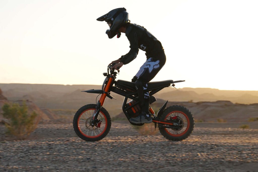 GT54 elektrinis motociklas 1000W – bekelės važiavimas saulėlydyje.
