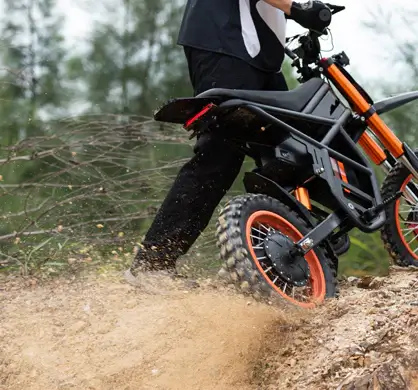 GT54 elektrinis motociklas 1000W – galinis ratas bekelėje kelia dulkes ir žvyrą, galingas variklis užtikrina puikų sukibimą ir trauką