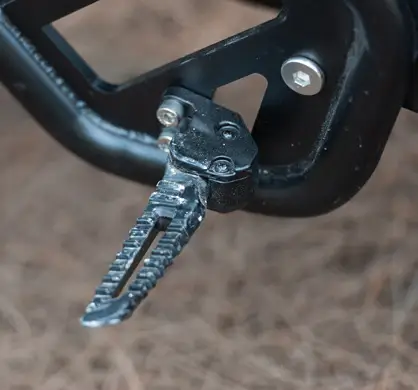 GT54 elektrinis motociklas 1000W – sulankstoma metalinė kojų atrama (foot peg) ant rėmo, skirta patogiam stovėjimui ir keleivio kojoms