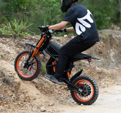 GT54 elektrinis motociklas 1000W – važiavimas į kalną bekelėje, galingas elektrinis motociklas lengvai įveikia nelygų reljefą