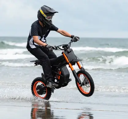 GT54 elektrinis motociklas 1000W – važiavimas paplūdimiu palei jūrą, bekelės elektrinis motociklas važiuoja per šlapią smėlį