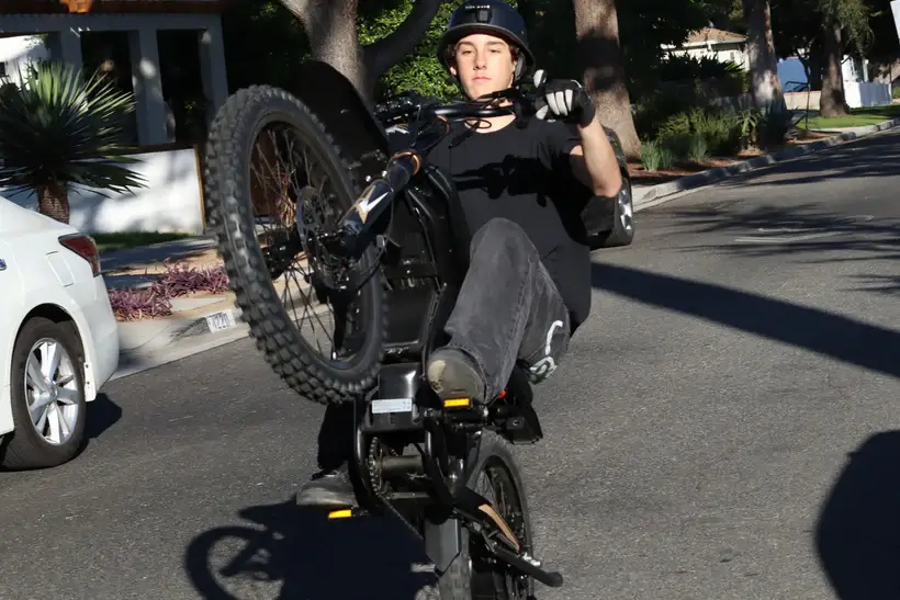 GT73 PRO elektrinis dviratis 1500W atliekantis wheelie miesto gatvėje priekinio vaizdo kampu