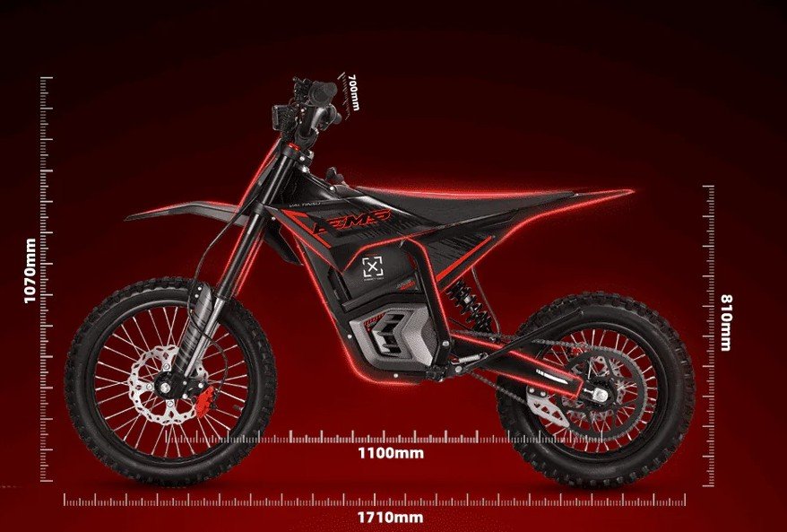 Valtinsu EM5 PRO elektrinis motociklas 2500W su nurodytais matmenimis, bekelės padangomis ir sportišku juodai raudonu rėmu.